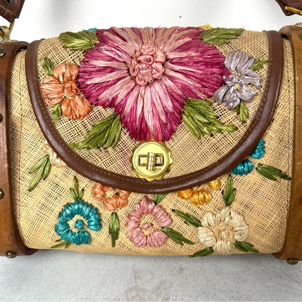 Vintage 60s Raffia Straw and Wood Floral Handbag - Picture 4 of 13